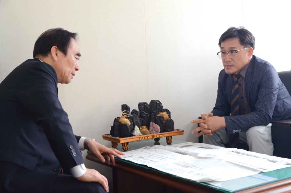 이범홍 (주)한국안전 대표(사진 왼쪽)가 안전에 대한 견해와 올해 하반기 역점사업 등에 대해 밝히고 있다.