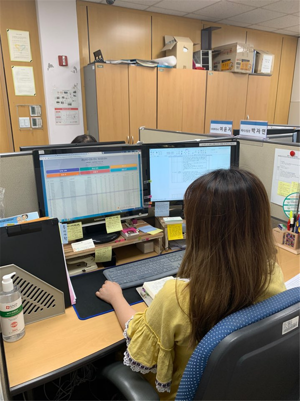 마포어르신돌봄통합센터 실시간 모니터링 모습/사진 =서울시 제공.