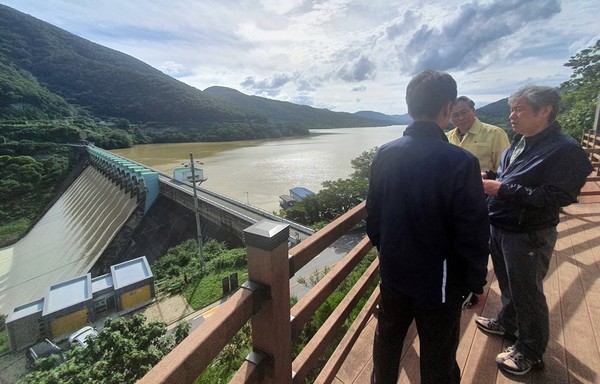 지난 8월 집중호우로 인한 섬진강댐 운영상황 점검 / 사진 = 행안부 제공.