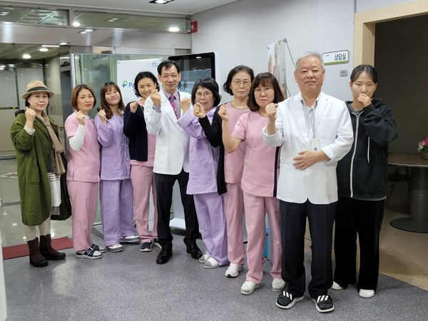 충무사랑병원 서용선 대표원장(왼쪽에서 다섯번째)과 임직원들