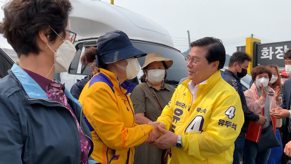 유두석 장성군수 후보가 황룡전통시장을 찾아 첫 공식 선거 유세를 펼쳤다./사진=선거사무소 제공