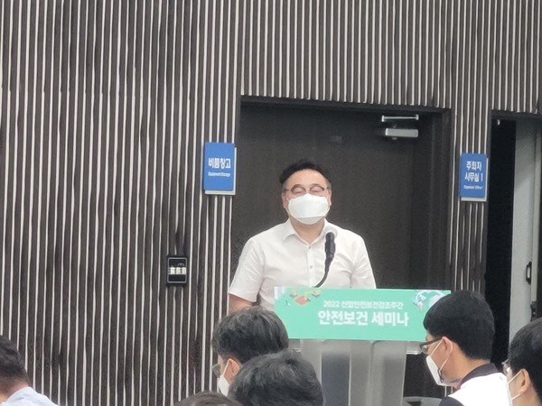 김태영 LF 팀장이 안전보건관리체계 구축 사례에 대한 발표하고 있다.