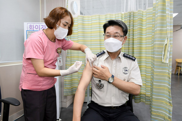 코로나19 4차 백신 접종을 하고있는 이흥교 소방청장  / 사진 = 소방청 제공.