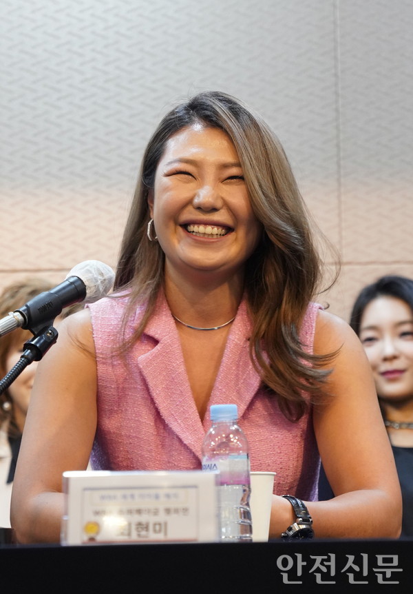 現 WBA 슈퍼페더급 챔피언 최현미 선수가 15일 기자회견에서 10월 19일&nbsp;바네사 브래드포드 선수와의 'WIBA&nbsp;슈퍼페더급 타이틀전'에 대한 포부를 밝히고 있다.&nbsp;ⓒ임새벽 기자