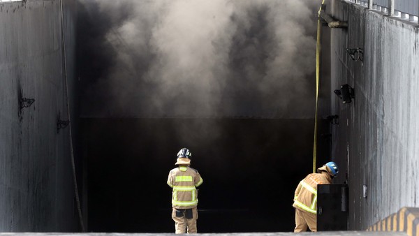 26일 대전 유성구 용산동 현대 프리미엄아울렛 화재로 사상자가 발생한 가운데 지하에서 뿜어져 나오는 유독 가스로 119 구조대원들이 실종사 수색에 어려움을 겪고 있다 / 연합뉴스.