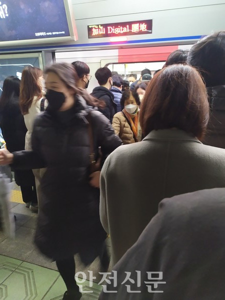 가산디지털단지역에서 급하게 뛰어가는 시민.