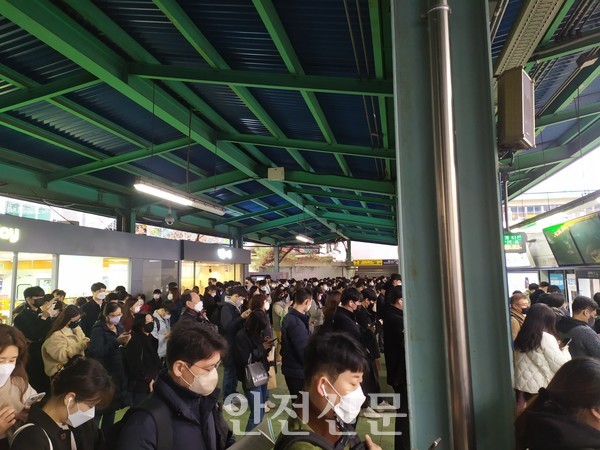 역사내 편의점 입구 앞까지 길게 줄 서 있는 가산디지털단지 모습.