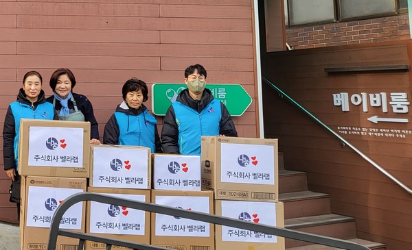 ㈜벨라랩 관계자들이 19일 주사랑공동체를 방문해 배냇저고리와 기저귀를 전달했다. 