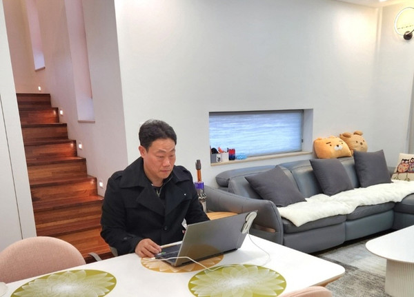'꿈을 짓는 사람들' 김용진 대표가 최근 시공한 가평군 설악면 단독주택을 점검하고 있다'