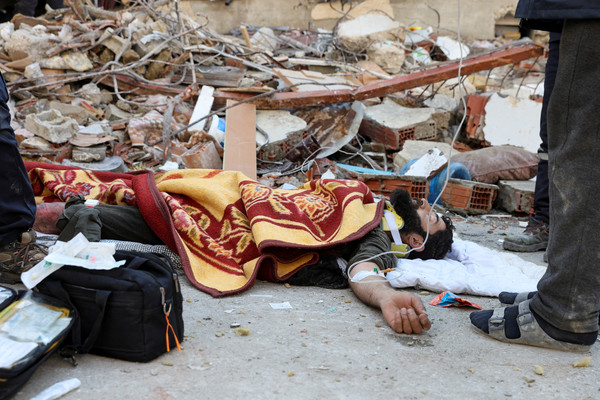 바닥에서 수액을 맞는 튀르키예 하타이 지역 생존자/연합뉴스