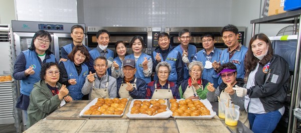 광양제철소가 지역 독거노인 어르신들의 정서적 지원을 위한 제과제빵 행사를 열었다./광양제철소 제공