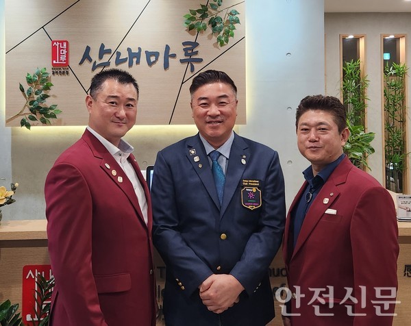국제로타리 3690지구 고양로타리클럽 2022-23년도 종무주회 시작 하기전 의백 고석경 총무(상길메디케어 대표), 두현 김영원 회장(산내마루 대표), 영광 정용식 총무(두현테크 대표)가 기념촬영을 하고있다. / 사진 = 임새벽 기자 2023.6.20