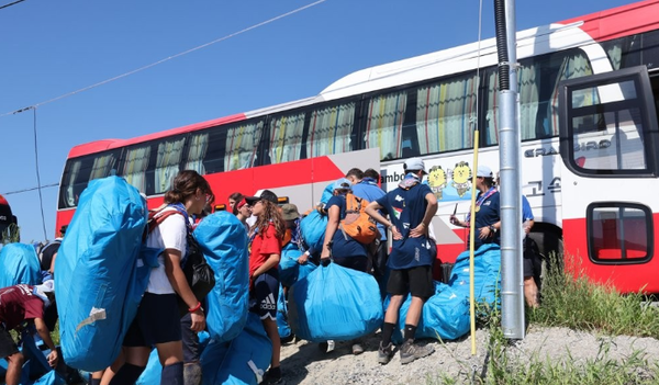 8일 오전 전북 부안 세계스카우트 잼버리 야영지서 관계자들이 이동하는 모습 / 사진 = 연합뉴스. 
