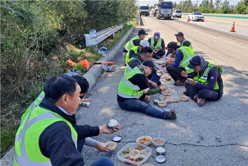 고속도로 포장공사 중 차단구간 내에서 근로자들이 식사를 하고 있는 모습 / 사진=도공 광주전남본부 제공.