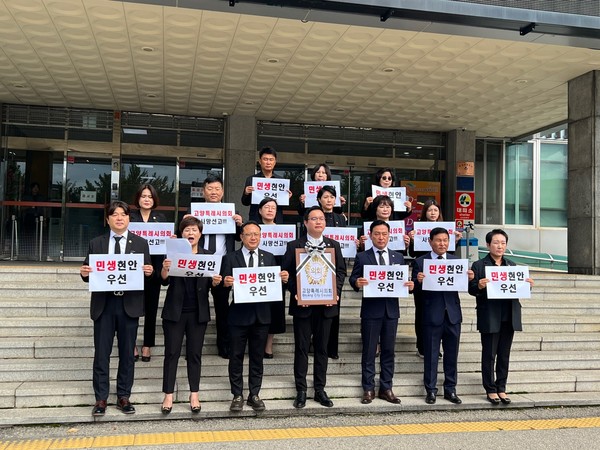 고양특례시의회 국민의힘 소속 의원들이 정쟁 중단을 촉구하는 호소문을 발표하고 있다.