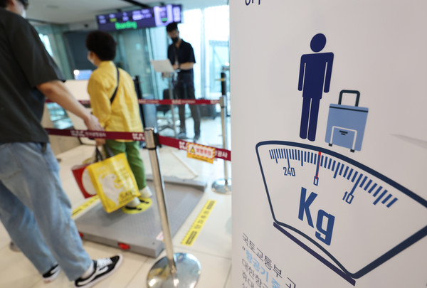 지난 8월 대한항공이 휴대수하물을 포함한 승객 표준중량을 측정하는 모습 / 연합뉴스 자료사진.