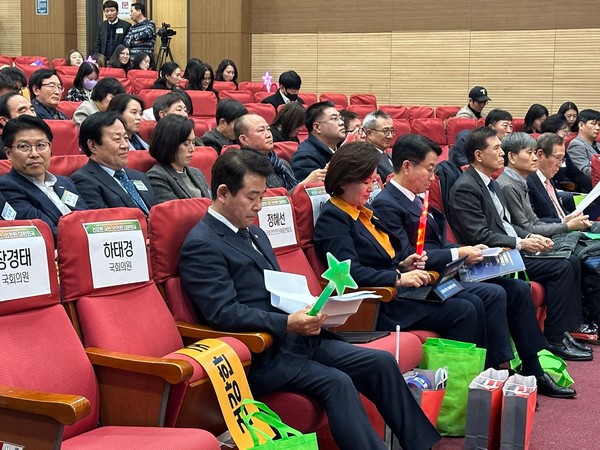 (앞줄 왼쪽부터) 행사에 참석한 박정, 이수진, 조정식 국회의원 / 사진 = 김지명 기자.