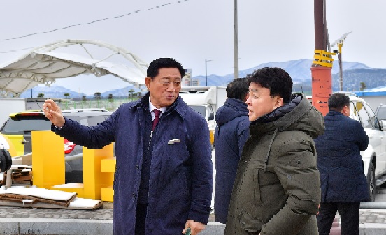 김한종 장성군수와 백종원 대표가 장성센터를 둘러보고 있다./장성군 제공