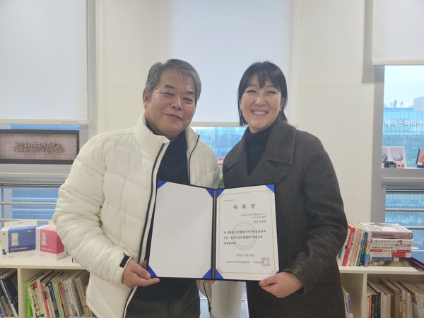 이승재 총재가 강주희 회장에게 위촉장을 수여하고 기념촬영을 하고 있다.