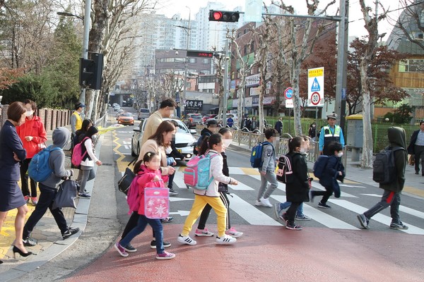 어린이들이 학교 앞 횡단보도를 건너고 있다 / 안전신문 자료사진.