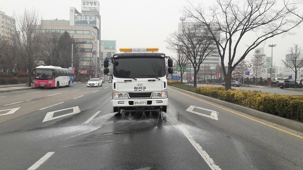 미세먼지 제거 도로 청소차 / 안전신문 자료사진