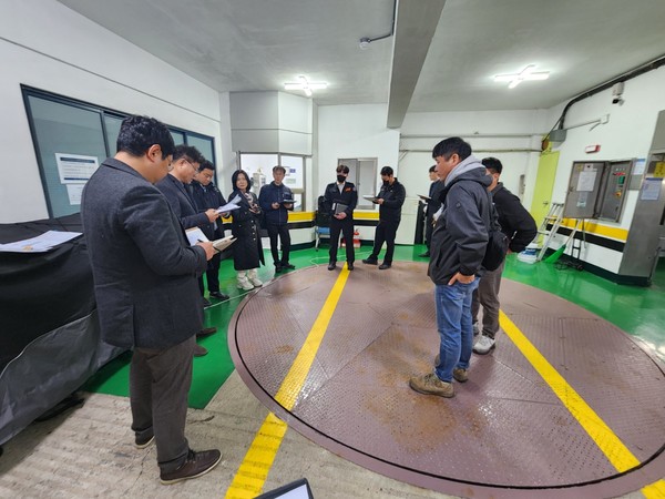 3월 6일 목포시와 공단 담당자들이 기계식주차장 합동점검을 하고있다 / 사진 = 한국교통안전공단.