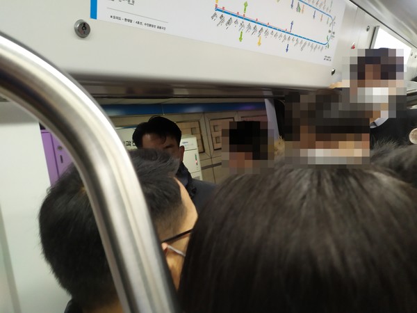서울지하철 4호선서 승객들이 밀려나는 모습 / 안전신문 자료사진.