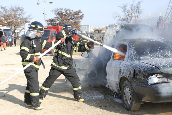 차량 화재 진압 훈련 장면/안전신문 자료사진