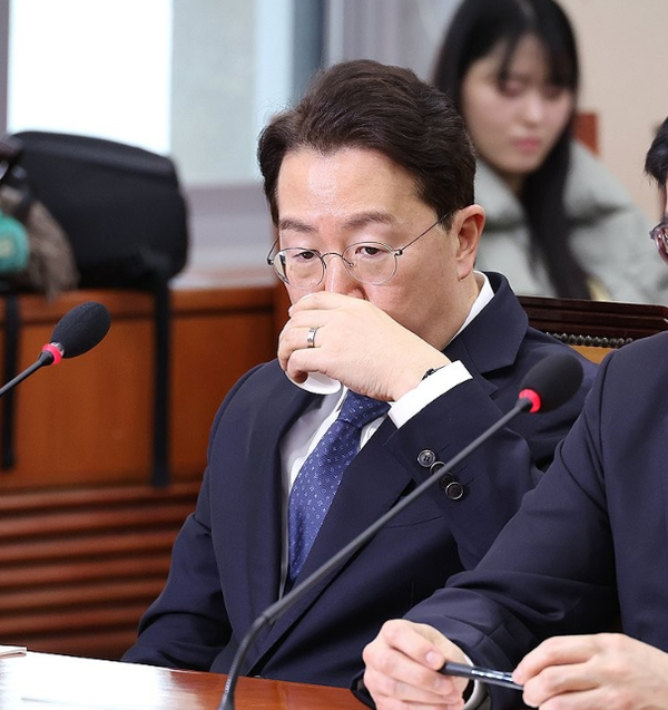 21일 국회 청문회서 물 마시는 강한승 쿠팡 대표 / 연합.