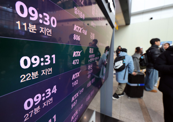 한국철도공사(코레일)가 전국적인 폭설과 한파로 인한 안전 확보를 위해 28일 경부고속선과 호남고속선, 강릉선, 중앙선의 KTX를 감속운행 중이라고 밝혔다. 사진은 이날 오전 서울역에서 열차 지연을 알리는 전광판./연합뉴스