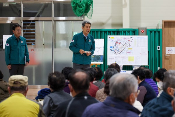 산불 대피 포항 시민들 찾은 이강덕 포항시장 / 이 시장 공식 페이스북. 
