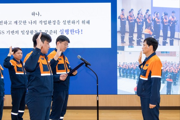 광양제철소 소본부에서 진행된 'QSS2.0' 선포식에서 이희근 포스코 대표이사(오른쪽 첫번째)와 직원들이 QSS2.0 실현을 다짐하는 선서를 진행하고 있다/광양제철소 제공