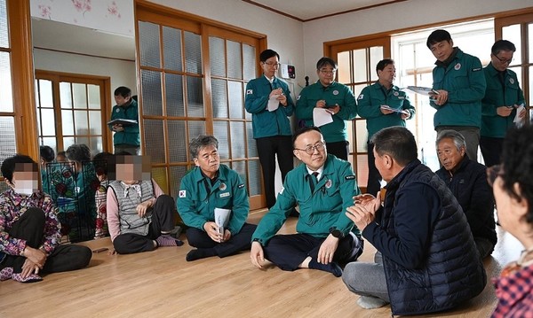 정부 측 인사들의 재난 위로 모습 / 사진 = 연합뉴스.