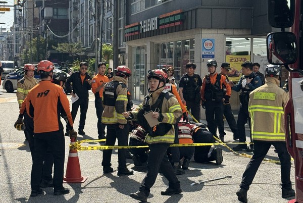 서울 역삼동 땅꺼짐으로 출동한 소방당국 / 사진 = 연합뉴스. 