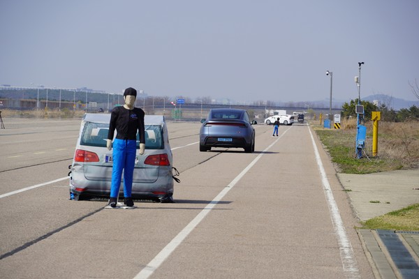 비상자동제동장치 시험 장면./사진 = 한국교통안전공단 제공