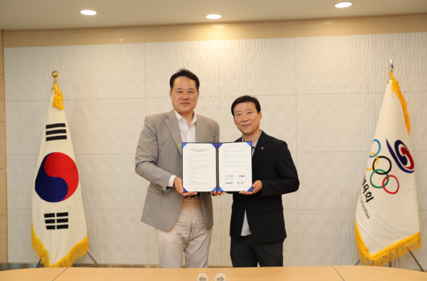 (왼쪽부터) 최원 KH그룹 필룩스유도단 단장, 김택수 대한체육회 선수촌장이 국가대표 선수촌이 업무협약(MOU)을 체결했다. /사진 = KH그룹