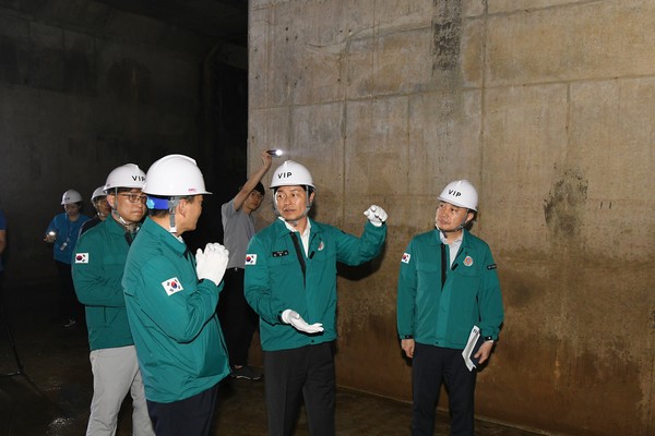 지난해 여름, 조용익 시장이 베르네천 우수저류시설을 직접 점검하는 모습. / 사진 = 부천시청