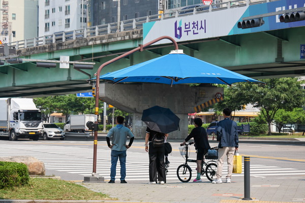 부천시 원미구 길주로에 설치된 그늘막에서 시민들이 무더위를 피해 휴식하고 있다. / 사진 = 부천시청