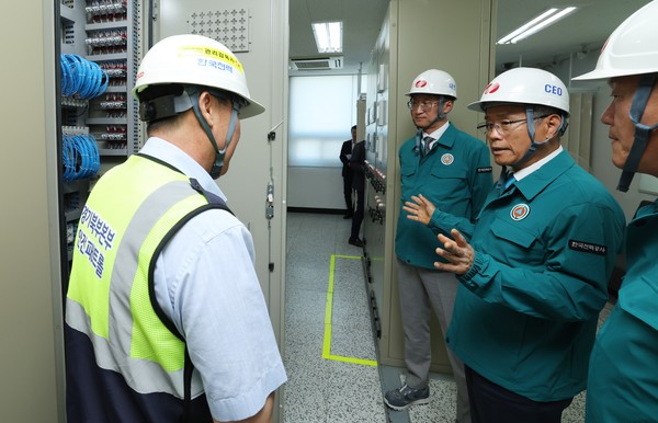 김동철 사장이 신의정부 변전소 현장점검 하고 있다/한전 제공