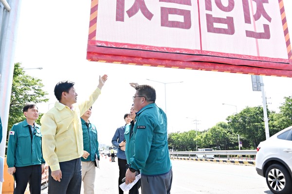 조용익 시장이 고강 지하차도 진입차단시설을 점검하고 있다. /사진 = 부천시