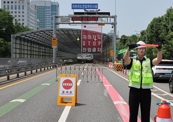 풍수해 대비 차량진입 차단설비 점검 모습 / 사진 = 연합뉴스.