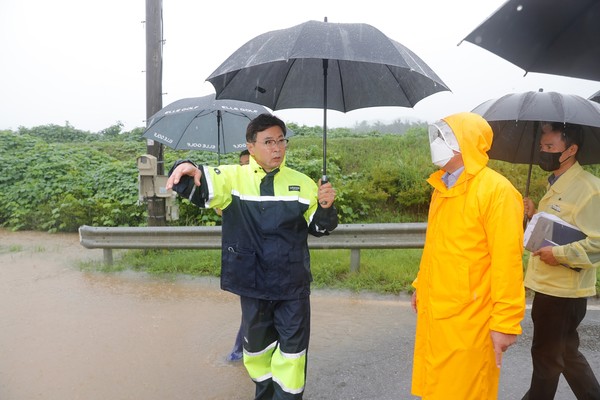 사진/김철우 보성군수가 군 관계자들과 함께 우기철 집중호우대비 현장점검=보성군 제공