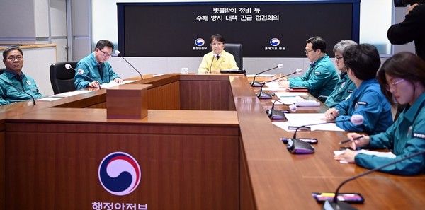 김광용 행정안전부 재난안전관리본부장이 26일 서울 종로구 정부서울청사 서울상황센터에서 열린 주말 장맛비 대비 빗물받이 정비 등 수해방지 대책 긴급 점검회의를 주재하고 있는 모습 / 사진 = 행정안전부. 