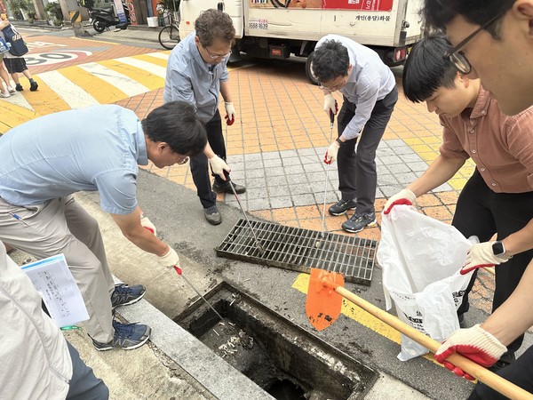 정성국 물순환안전국장 영등포구 점검 모습 / 사진 = 서울시 제공.