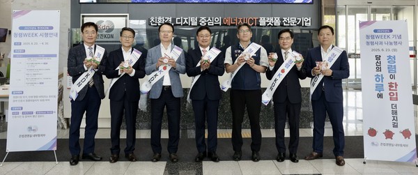 청렴 Week 출근길 사과 배부에 나선 노사 경영진 대표들(박상형 한전KDN 사장과 박종섭 한전KDN 노동조합 위원장, 사진 왼쪽 네번째와 다섯번째)/한전KDN 제공