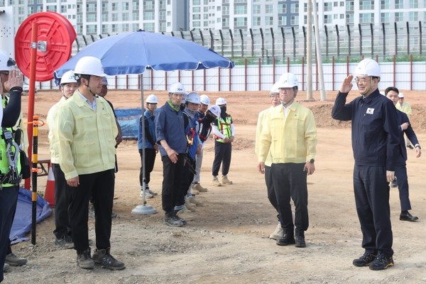 3일 고양창릉 공공주택지구 건설현장 우기 폭염 대비 점검하는 이상경 국토1차관 등 관계자들 / 사진 = 국토교통부.