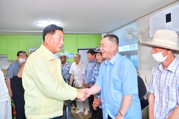 김한종 장성군수가 8일 무더위쉼터를 찾아 어르신 안부를 살피고 있다/장성군 제공