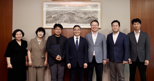 2025년도 제3차 감사자문위원회에 참석한 자문위원들과 김문호 한전KDN 상임감사(사진 오른쪽 세번째)/한전KDN 제공