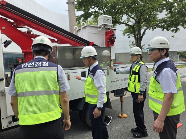 현장 작업용 차량의 안전 발판 등 기초 안전환경에 대해 점검 중인 박상형 한전KDN 사장(사진 왼쪽 2번째)/한전KDN 제공