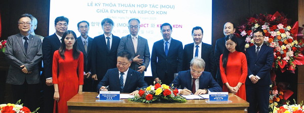 한전KDN과 베트남 EVNICT간 업무협약서에 서명을 하고 있는 박상형 한전KDN 사장과 응우엔 민 키엠 EVNICT 대표(왼쪽부터)/한전KDN 제공